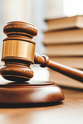 JPG 편집이미지 판사 법 의사봉 재판 법원 법전 편집실사 AI포토 AI콘텐츠 책 법률가 CG 파일형식