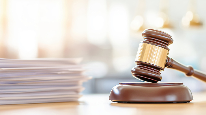 JPG 편집이미지 탁자 판사 문서 법 의사봉 재판 판결 법정 편집실사 AI포토 AI콘텐츠 가구 법률가 CG 파일형식