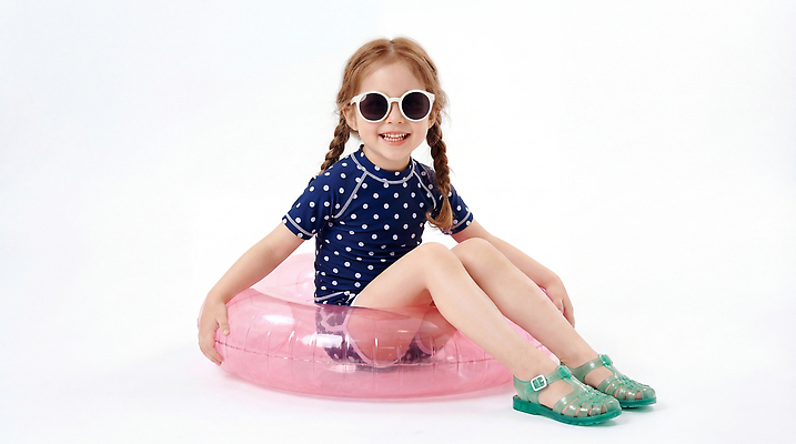 JPG 편집이미지 수영복 어린이 놀이 웃음 소녀 여름 선글라스 샌들 튜브 의료성형뷰티 편집실사 AI인물포토 AI콘텐츠 옷 계절 여자 안경 신발 표정 사람 CG 파일형식 AI포토