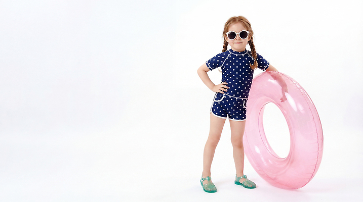 JPG 편집이미지 수영복 어린이 모션 놀이 실내 소녀 여름 선글라스 수영 즐거움 준비 튜브 의료성형뷰티 편집실사 AI인물포토 AI콘텐츠 옷 계절 여자 감정 안경 사람 내부 수상스포츠 CG 파일형식 AI포토