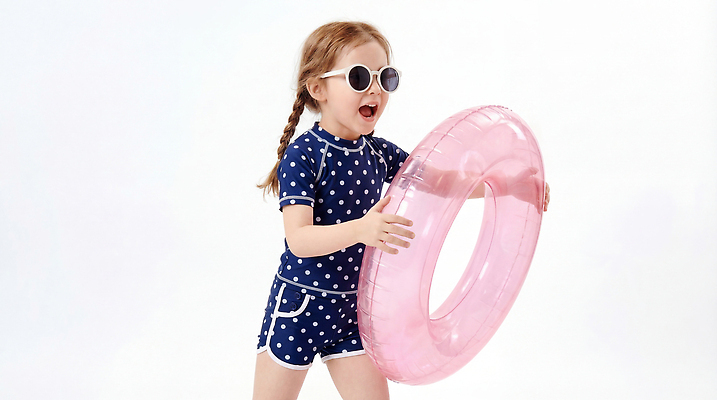 JPG 편집이미지 수영복 어린이 놀이 웃음 소녀 여름 선글라스 즐거움 준비 튜브 의료성형뷰티 구명부환 편집실사 AI인물포토 AI콘텐츠 옷 계절 여자 감정 안경 표정 사람 안전장비 CG 파일형식 AI포토