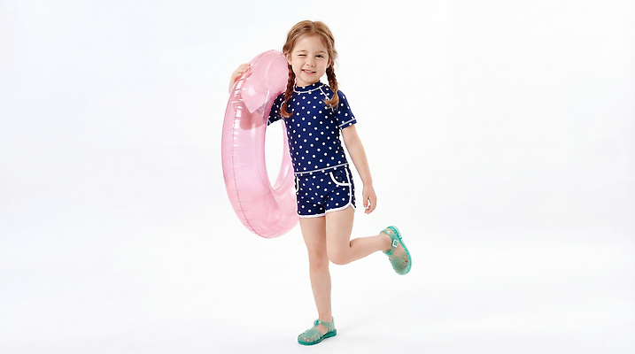 JPG 편집이미지 수영복 어린이 물놀이 놀이 소녀 여름 즐거움 준비 튜브 의료성형뷰티 편집실사 AI인물포토 AI콘텐츠 옷 계절 여자 감정 사람 CG 파일형식 AI포토