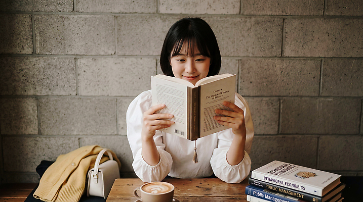 JPG 편집이미지 여자 커피 탁자 휴식 책 독서 카페 커피잔 집중 즐거움 의료성형뷰티 편집실사 AI인물포토 AI콘텐츠 감정 음료 가구 컨셉 잔 사람 상점 CG 파일형식 AI포토