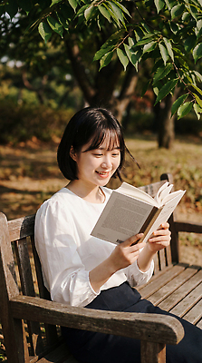 JPG 나무 편집이미지 공원 여자 벤치 휴식 취미 책 독서 햇빛 평화 읽기 오후 의료성형뷰티 편집실사 AI인물포토 AI콘텐츠 식물 공공시설 컨셉 의자 모션 사람 태양 CG 파일형식 AI포토