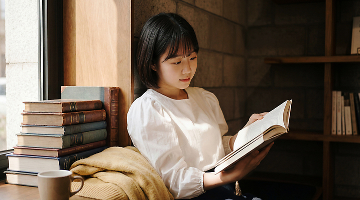 JPG 편집이미지 여자 커피 휴식 소녀 취미 책 독서 편안함 집중 창가 책더미 의료성형뷰티 편집실사 AI인물포토 AI콘텐츠 음료 어린이 컨셉 창문 사람 감각 CG 무더기 파일형식 AI포토