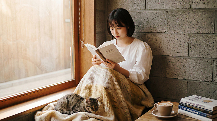 JPG 편집이미지 여자 커피 창문 탁자 책 독서 고양이 카페 편안함 담요 창가 일과 의료성형뷰티 편집실사 AI인물포토 AI콘텐츠 음료 가구 포유류 사람 반려동물 상점 감각 CG 파일형식 AI포토