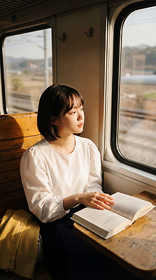 JPG 편집이미지 여자 창 여행 의자 책 독서 기차 편안함 집중 읽기 의료성형뷰티 편집실사 AI인물포토 AI콘텐츠 무기 육상교통 가구 컨셉 모션 대중교통 사람 감각 CG 파일형식 AI포토