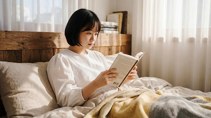 JPG 편집이미지 여자 아침 일상 생활 책 독서 햇빛 이불 방 침대 커튼 편안함 의료성형뷰티 편집실사 AI인물포토 AI콘텐츠 주간 가구 침구 사람 라이프 태양 감각 CG 파일형식 AI포토