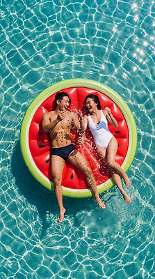 JPG 편집이미지 커플 여자 남자 수영복 물놀이 놀이 수박 수영장 웃음 여름 친구 햇빛 수영 즐거움 튜브 의료성형뷰티 편집실사 AI인물포토 AI콘텐츠 옷 계절 감정 과일 관계 표정 사람 태양 수상스포츠 CG 파일형식 AI포토