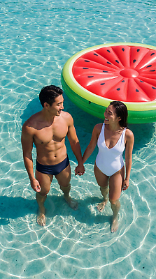 JPG 편집이미지 커플 여자 남자 수영복 물놀이 놀이 휴식 수박 수영장 함께함 웃음 물 여름 친구 즐거움 튜브 의료성형뷰티 편집실사 AI인물포토 AI콘텐츠 자연요소 옷 계절 감정 컨셉 과일 관계 표정 사람 CG 파일형식 AI포토