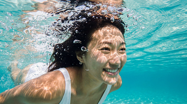 JPG 편집이미지 여자 수영복 물놀이 수영장 웃음 취미 물 여름 수중 수영 물방울 즐거움 의료성형뷰티 편집실사 AI인물포토 AI콘텐츠 자연요소 옷 계절 감정 놀이 표정 사람 수상스포츠 CG 파일형식 AI포토