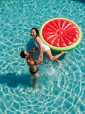 JPG 편집이미지 커플 여자 남자 수영복 물놀이 놀이 수박 수영장 물 여름 친구 수영 즐거움 튜브 의료성형뷰티 편집실사 AI인물포토 AI콘텐츠 자연요소 옷 계절 감정 과일 관계 사람 수상스포츠 CG 파일형식 AI포토