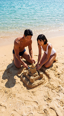 JPG 편집이미지 커플 여자 남자 수영복 모래 바다 물놀이 수영장 함께함 해변 여름 즐거움 만들기 모래성 놀기 의료성형뷰티 편집실사 AI인물포토 AI콘텐츠 옷 계절 감정 컨셉 관계 모션 놀이 사람 CG 파일형식 AI포토