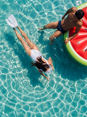 JPG 편집이미지 커플 여자 남자 수영복 물놀이 휴가 수영장 취미 물 여름 친구 수영 스노클링 즐거움 수영용품 의료성형뷰티 편집실사 AI인물포토 AI콘텐츠 자연요소 옷 계절 감정 스포츠용품 관계 놀이 사람 수상스포츠 CG 파일형식 AI포토