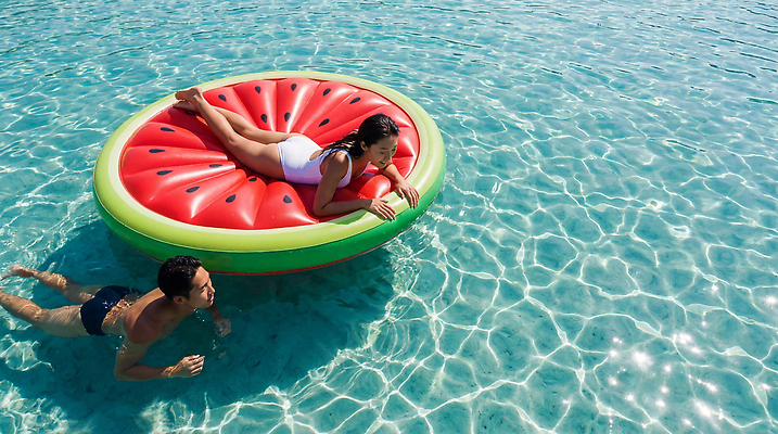 JPG 편집이미지 커플 여자 남자 수영복 바다 물놀이 수박 수영장 물 여름 수영 즐거움 튜브 의료성형뷰티 편집실사 AI인물포토 AI콘텐츠 자연요소 옷 계절 감정 과일 관계 놀이 사람 수상스포츠 CG 파일형식 AI포토