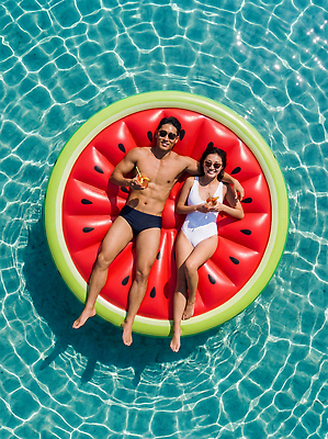 JPG 편집이미지 커플 여자 남자 수영복 음료 물놀이 휴식 수박 수영장 여름 친구 즐거움 튜브 의료성형뷰티 편집실사 AI인물포토 AI콘텐츠 옷 계절 감정 컨셉 과일 관계 놀이 사람 CG 파일형식 AI포토