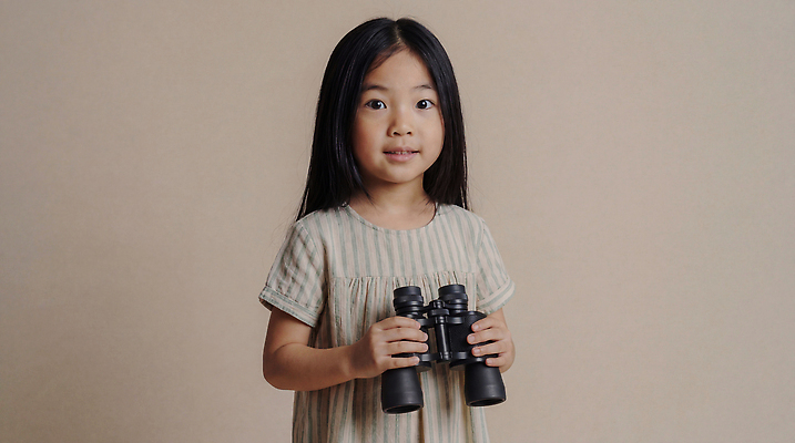 JPG 편집이미지 손 응시 어린이 장난 놀이 소녀 망원경 탐험 호기심 탐색 혼자 의료성형뷰티 편집실사 AI인물포토 AI콘텐츠 시선 여자 감정 컨셉 사람 신체부위 CG 파일형식 AI포토