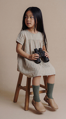 JPG 편집이미지 어린이 의자 앉기 소녀 일상 망원경 양손 관찰 집중 호기심 나무의자 의료성형뷰티 편집실사 AI인물포토 AI콘텐츠 손 여자 감정 가구 컨셉 모션 사람 라이프 목재 CG 파일형식 AI포토