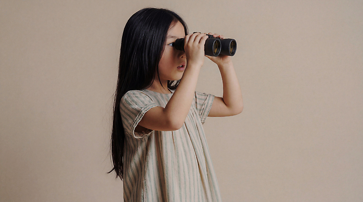 JPG 편집이미지 어린이 실내 소녀 학습 망원경 탐험 눈 관찰 집중 즐거움 호기심 탐색 상상력 의료성형뷰티 편집실사 AI인물포토 AI콘텐츠 여자 교육 감정 컨셉 모션 사람 내부 CG 파일형식 AI포토