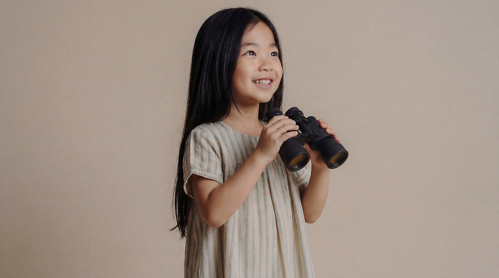 JPG 편집이미지 긴머리 어린이 가족 놀이 실내 웃음 소녀 장난감 망원경 탐험 관찰 호기심 의료성형뷰티 편집실사 AI인물포토 AI콘텐츠 헤어스타일 여자 감정 컨셉 관계 모션 표정 사람 내부 CG 파일형식 AI포토