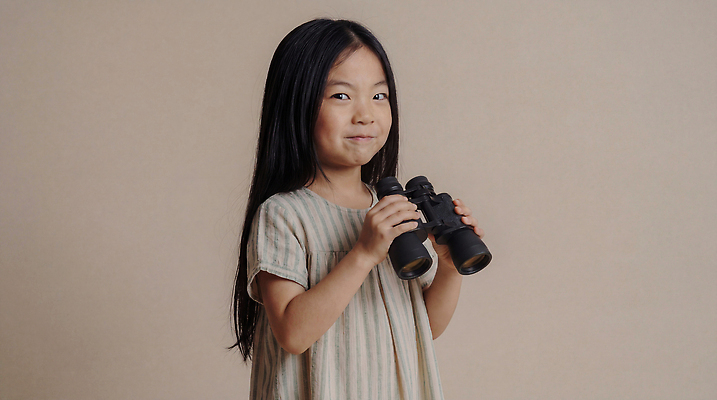 JPG 편집이미지 손 어린이 실내 웃음 소녀 촬영 쌍안경 망원경 장비 탐험 눈 즐거움 호기심 의료성형뷰티 편집실사 AI인물포토 AI콘텐츠 여자 감정 컨셉 표정 사람 내부 신체부위 CG 파일형식 AI포토