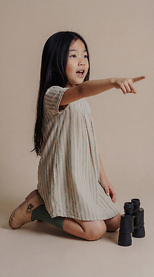 JPG 편집이미지 어린이 소녀 망원경 탐험 가리킴 관찰 호기심 무릎 흥미 의료성형뷰티 편집실사 AI인물포토 AI콘텐츠 여자 감정 컨셉 모션 사람 손짓 신체부위 CG 파일형식 AI포토