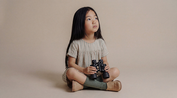 JPG 편집이미지 어린이 실내 소녀 쌍안경 망원경 탐험 관찰 즐거움 호기심 의료성형뷰티 편집실사 AI인물포토 AI콘텐츠 여자 감정 컨셉 모션 사람 내부 CG 파일형식 AI포토