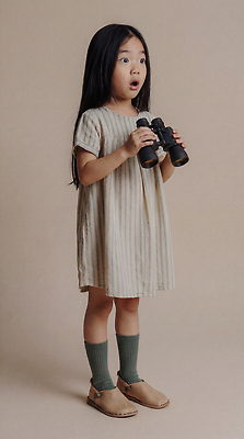 JPG 편집이미지 어린이 놀이 실내 소녀 놀람 줄무늬 쌍안경 망원경 호기심 의료성형뷰티 편집실사 AI인물포토 AI콘텐츠 여자 감정 컨셉 무늬 표정 사람 내부 CG 파일형식 AI포토