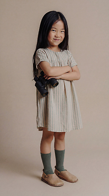 JPG 편집이미지 시선 어린이 포즈 미소 소녀 취미 팔짱 망원경 호기심 의료성형뷰티 편집실사 AI인물포토 AI콘텐츠 여자 감정 컨셉 모션 표정 사람 CG 파일형식 AI포토