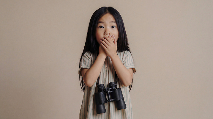 JPG 편집이미지 어린이 실내 표정 소녀 놀람 쌍안경 망원경 관찰 즐거움 호기심 의료성형뷰티 편집실사 AI인물포토 AI콘텐츠 여자 감정 컨셉 모션 사람 내부 CG 파일형식 AI포토