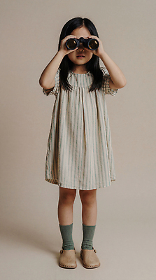 JPG 편집이미지 어린이 놀이 실내 소녀 망원경 탐험 집중 호기심 관심 의료성형뷰티 편집실사 AI인물포토 AI콘텐츠 여자 감정 컨셉 사람 내부 CG 파일형식 AI포토