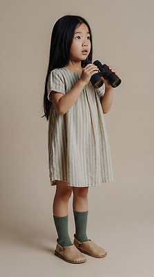 JPG 편집이미지 어린이 놀이 소녀 장난감 망원경 탐험 관찰 호기심 놀기 의료성형뷰티 편집실사 AI인물포토 AI콘텐츠 여자 감정 컨셉 모션 사람 CG 파일형식 AI포토