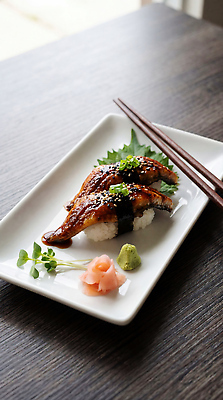 JPG 편집이미지 접시 음식 재료 식탁 식사 초밥 맛 고추냉이 장어 생강 나무젓가락 장어초밥 일본음식 편집실사 AI포토 AI콘텐츠 식기 컨셉 채소 젓가락 탁자 어류 양념 CG 파일형식