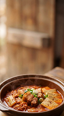 JPG 편집이미지 전통 그릇 한식 재료 한국 육류 식사 뜨거움 배추 뚝배기 간장 두부 국물 김치찌개 김치찜 돼지고기김치찌개 편집실사 AI포토 AI콘텐츠 식기 아시아 음식 채소 식재료 양념 찌개 CG 찜 파일형식