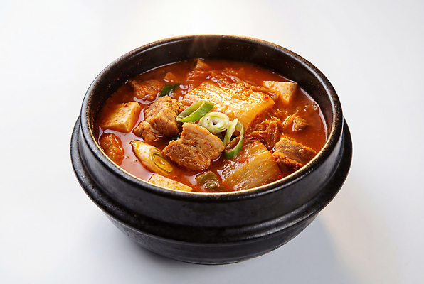 JPG 편집이미지 그릇 한식 음식 식탁 돼지고기 식사 전통음식 뚝배기 매움 두부 국물 김치찌개 김치찜 돼지고기김치찌개 편집실사 AI포토 AI콘텐츠 전통 식기 탁자 육류 맛 찌개 CG 찜 파일형식