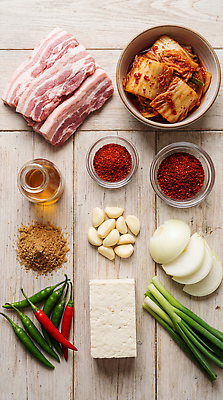 JPG 편집이미지 한식 재료 고추 양파 김치 마늘 돼지고기 요리 두부 파 고춧가루 김치찜 나무탁자 돼지고기김치찌개 편집실사 AI포토 AI콘텐츠 음식 채소 탁자 육류 가루 CG 찜 김치찌개 파일형식