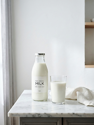 JPG 편집이미지 식탁 잔 한잔 우유 흰색 우유병 유기농 편집실사 AI포토 AI콘텐츠 1 식기 웰빙 컬러 탁자 병_용기 유제품 CG 파일형식