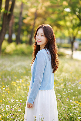 JPG 나무 편집이미지 공원 여자 꽃밭 자연 날씨 미소 풍경 야외 햇빛 봄 산책 의료성형뷰티 편집실사 AI인물포토 AI콘텐츠 식물 계절 공공시설 꽃 휴식 표정 사람 태양 CG 생태계 파일형식 AI포토