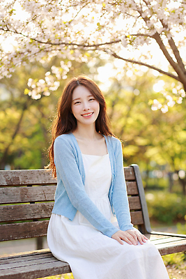 JPG 나무 편집이미지 드레스 공원 여자 벤치 자연 휴식 따뜻함 웃음 사람 일상 봄 산책 벚꽃 뷰티풀 의료성형뷰티 편집실사 AI인물포토 AI콘텐츠 식물 옷 계절 공공시설 꽃 컨셉 의자 표정 라이프 CG 생태계 파일형식 AI포토