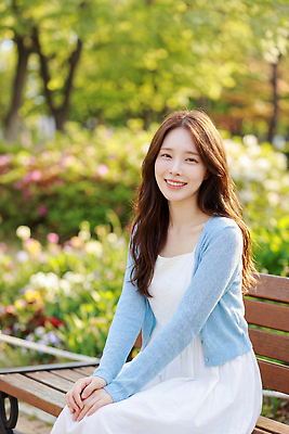 JPG 나무 편집이미지 공원 여자 꽃 벤치 자연 웃음 앉기 풍경 일상 봄 산책 의료성형뷰티 편집실사 AI인물포토 AI콘텐츠 식물 계절 공공시설 의자 모션 휴식 표정 사람 라이프 CG 생태계 파일형식 AI포토