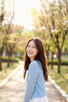 JPG 나무 편집이미지 공원 여자 행복 자연 미소 웃음 잔디 일상 햇빛 봄 산책 보행로 의료성형뷰티 편집실사 AI인물포토 AI콘텐츠 식물 계절 공공시설 감정 길 휴식 표정 사람 라이프 태양 CG 생태계 파일형식 AI포토