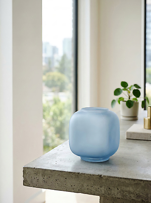 JPG 식물 편집이미지 디자인 창문 유리 실내 장식 파란색 인테리어 꽃병 창가 오브젝트 모던 편집실사 AI포토 AI콘텐츠 꽃 컬러 재질 내부 CG 파일형식