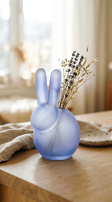 JPG 편집이미지 디자인 자연 유리 실내 장식 파란색 인테리어 꽃병 방 토끼 오브젝트 드라이플라워 편집실사 AI포토 AI콘텐츠 꽃 컬러 포유류 재질 내부 반려동물 CG 생태계 파일형식