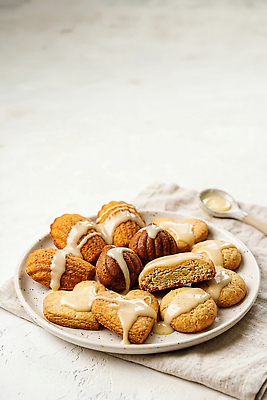 JPG 편집이미지 접시 디저트 쿠키 제빵 레시피 마들렌 구움과자 편집실사 AI포토 AI콘텐츠 식기 음식 제과제빵 CG 파일형식