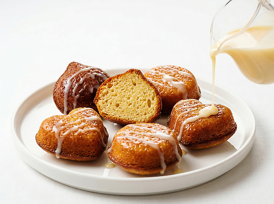 JPG 편집이미지 접시 음식 디저트 따뜻함 달콤 제빵 시럽 마들렌 구움과자 편집실사 AI포토 AI콘텐츠 식기 제과제빵 맛 CG 파일형식