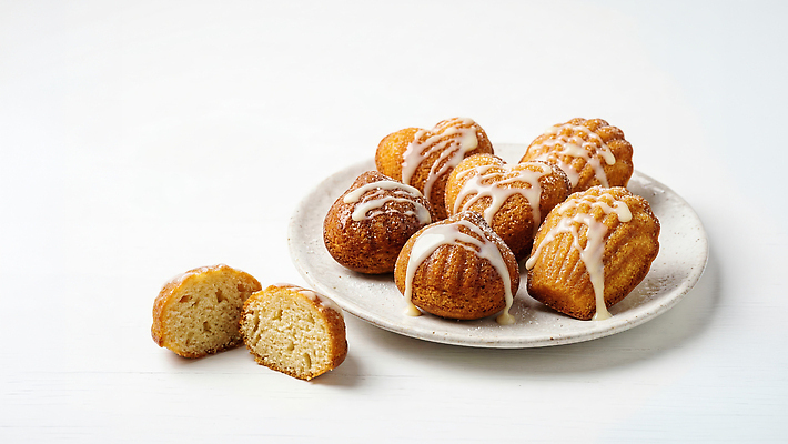 JPG 편집이미지 접시 음식 디저트 케이크 제빵 시럽 마들렌 구움과자 편집실사 AI포토 AI콘텐츠 식기 제과제빵 CG 파일형식