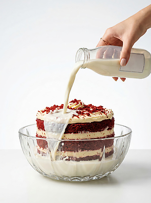 JPG 편집이미지 그릇 손 디저트 케이크 주방 우유 붓기 계산대 크림 의료성형뷰티 편집실사 AI인물포토 AI콘텐츠 식기 음식 모션 유제품 신체부위 CG 파일형식 AI포토