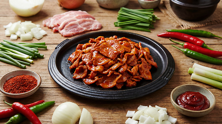 JPG 편집이미지 한식 채소 재료 고추 탁자 양파 김치 돼지고기 요리 양념 생강 대파 돼지불고기 편집실사 AI포토 AI콘텐츠 음식 가구 육류 CG 파 불고기 파일형식