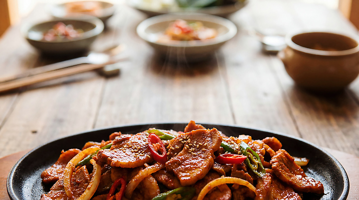 JPG 편집이미지 접시 한식 음식 포크 식탁 탁자 반찬 양파 육류 요리 숟가락 간장 돼지불고기 편집실사 AI포토 AI콘텐츠 식기 가구 채소 식재료 수저 양념 CG 불고기 파일형식