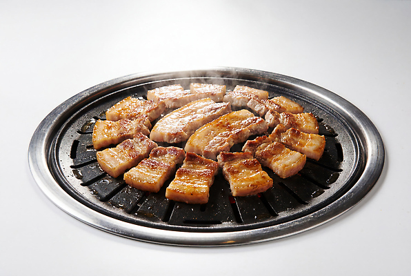 JPG 편집이미지 한식 육류 요리 연기 그릴 바비큐 삼겹살 삼겹살데이 쌈채소 편집실사 AI포토 AI콘텐츠 음식 채소 식재료 데이이벤트 주방용품 돼지고기 CG 파일형식